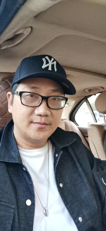 拥抱幸福的第一张照片--光泽征婚网